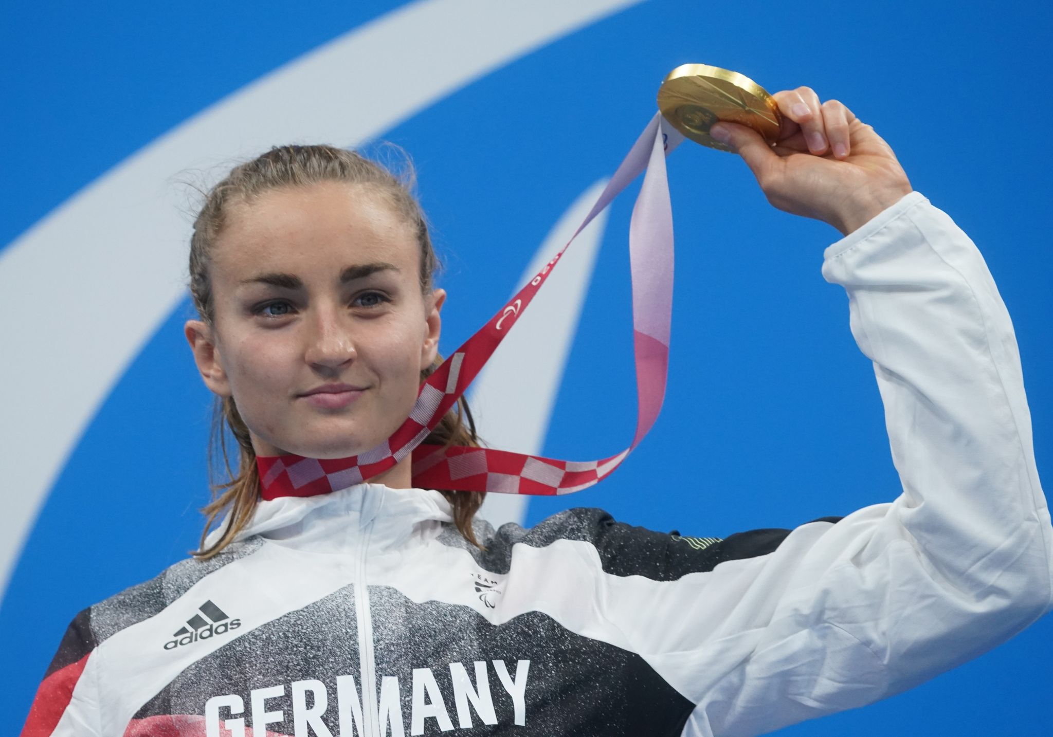 Elena Semechin feiert ihre Goldmedaille über 100 Meter Brust bei den Paralympics in Tokio.