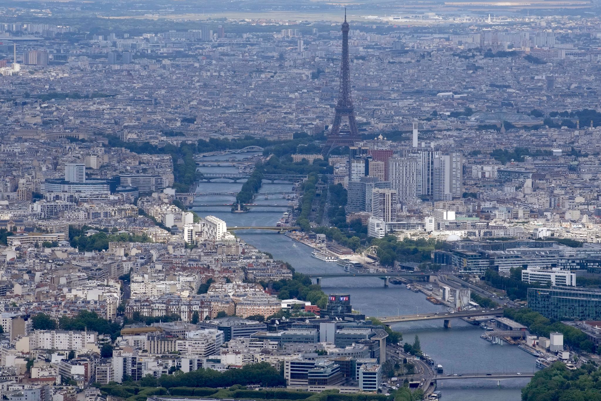 Blick auf die Seine, die am Eiffelturm vorbei durch Paris fließt.
