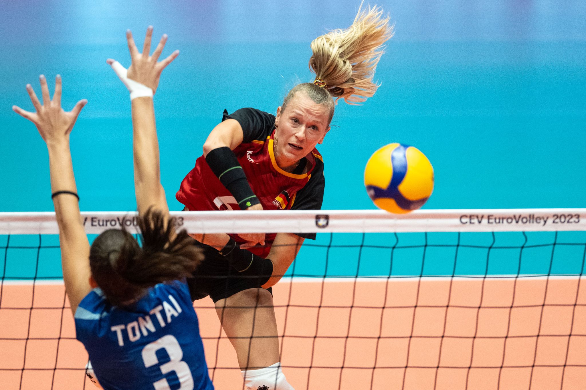 Griechenlands Aristea Tontai (l) versucht den Ball von Deutschlands Antonia Stautz zu blocken.