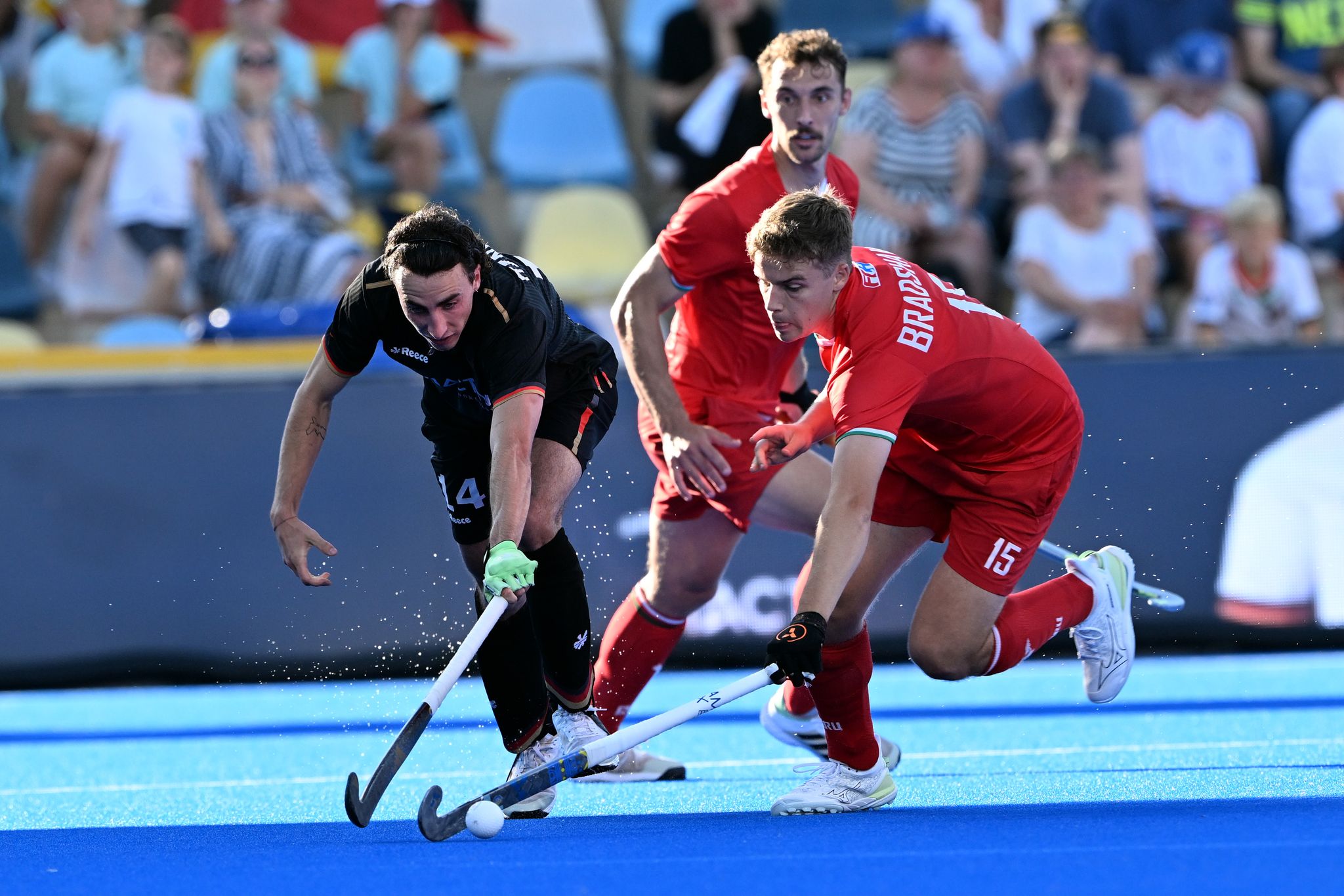 Teo Hinrichs (l) und die deutsche Hockey-Nationalmannschaft trennen sich mit Wales 3:3.