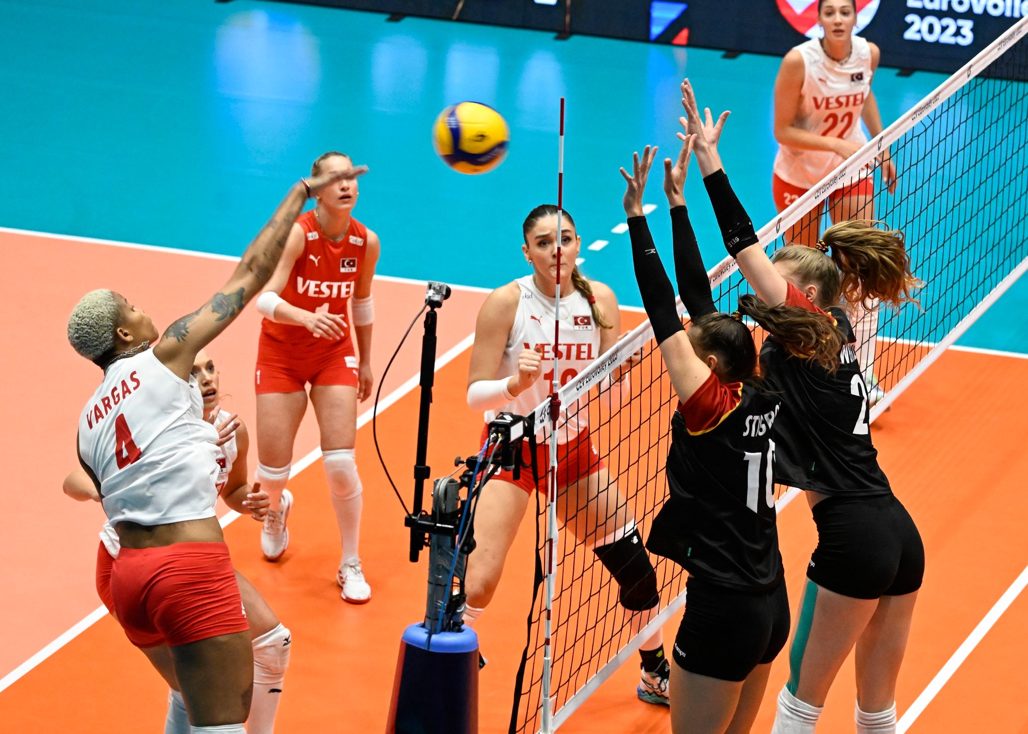 Die deutschen Volleyballerinnen treffen im EM-Achtelfinale auf Polen.