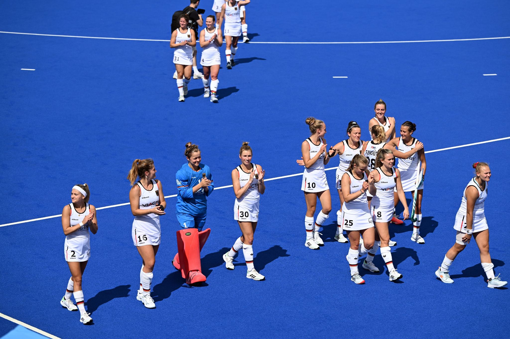 Deutschlands Spielerinnen feiern die Bronzemedaille mit einer Ehrenrunde.