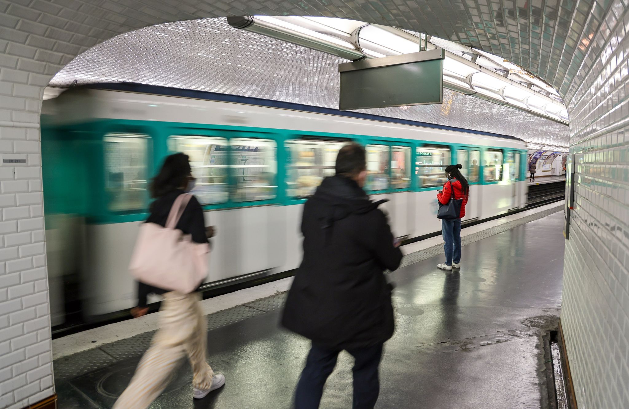Ein verstärkter Einsatz von Zollfahndern soll für mehr Sicherheit in der Pariser Metro sorgen.