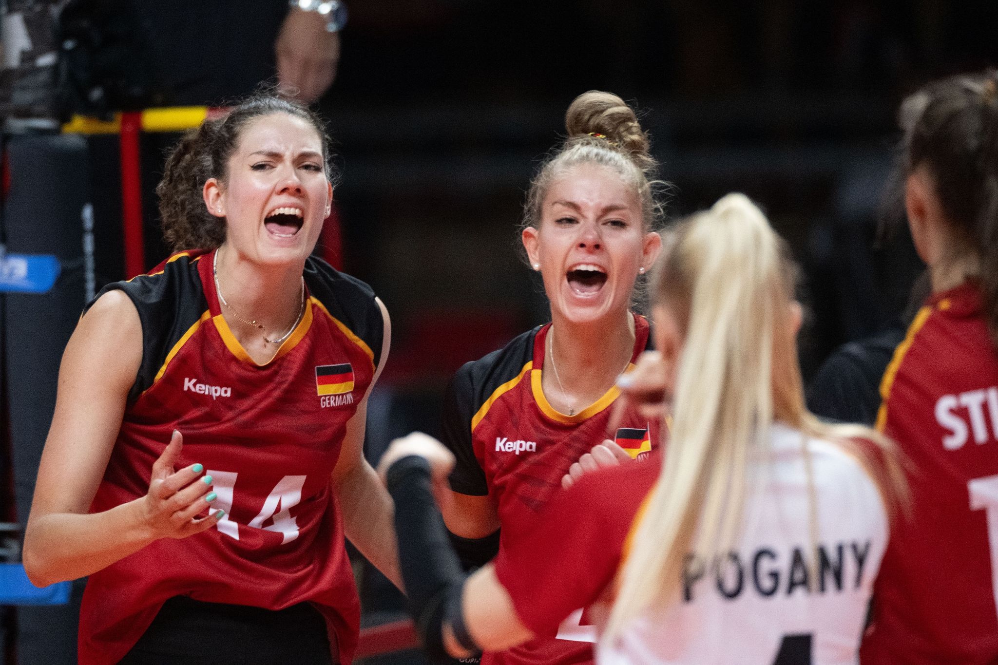 Die deutschen Volleyballerinnen sind mit zwei Siegen in die Olympia-Qualifikation gestartet.