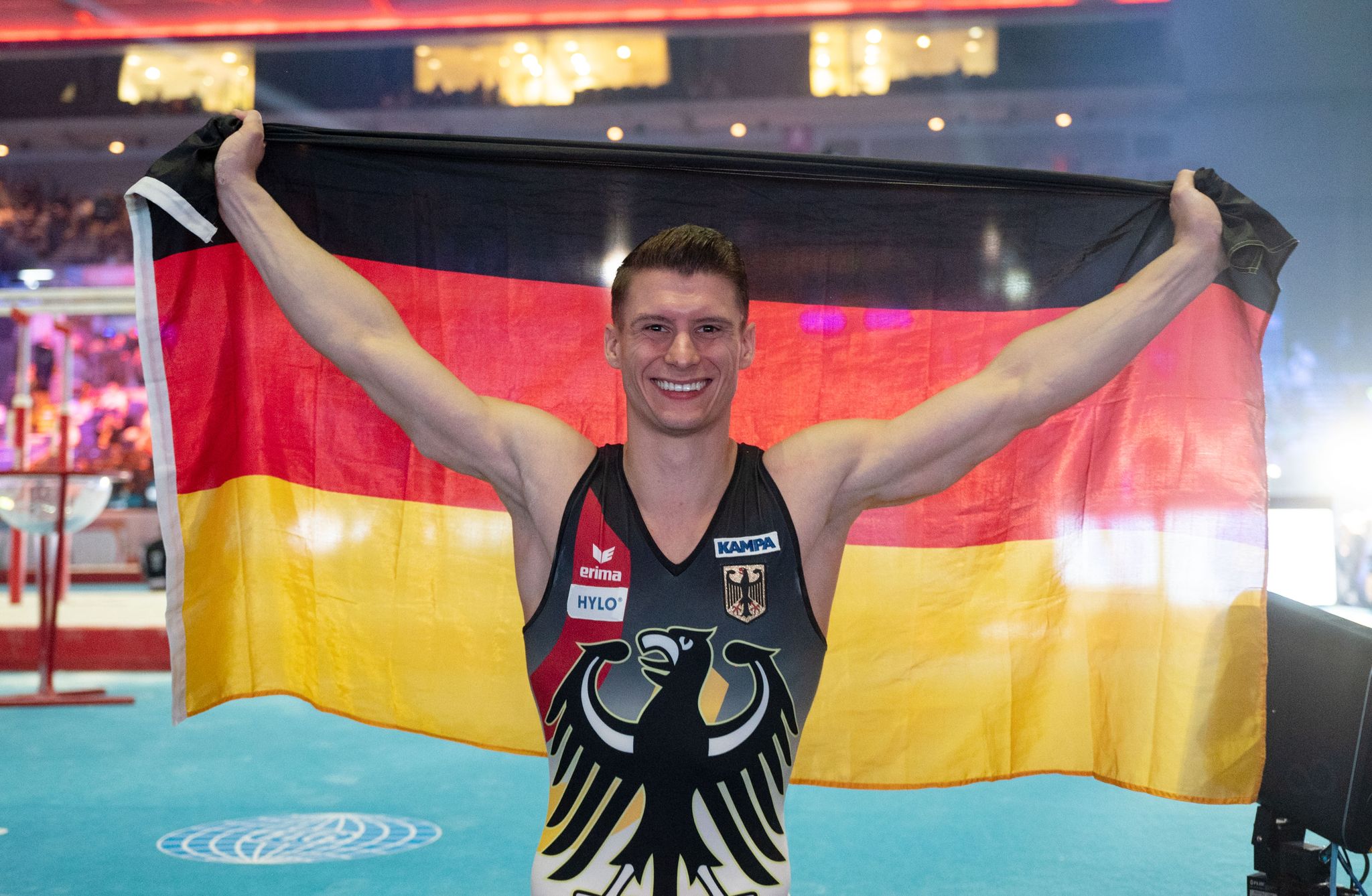 Lukas Dauser jubelt mit der deutschen Fahne.