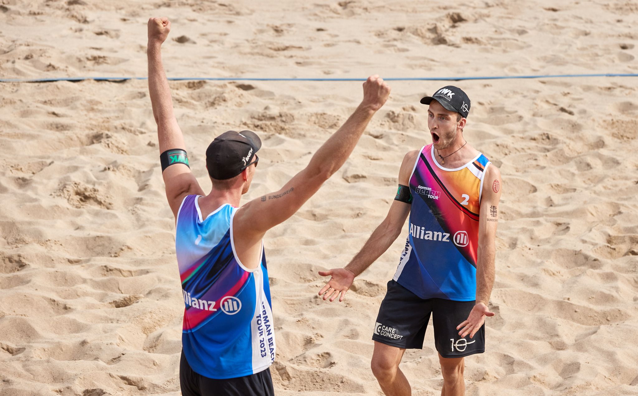 Stehen bei der Beach-WM im Achtelfinale: Nils Ehlers (l) und Clemens Wickler.