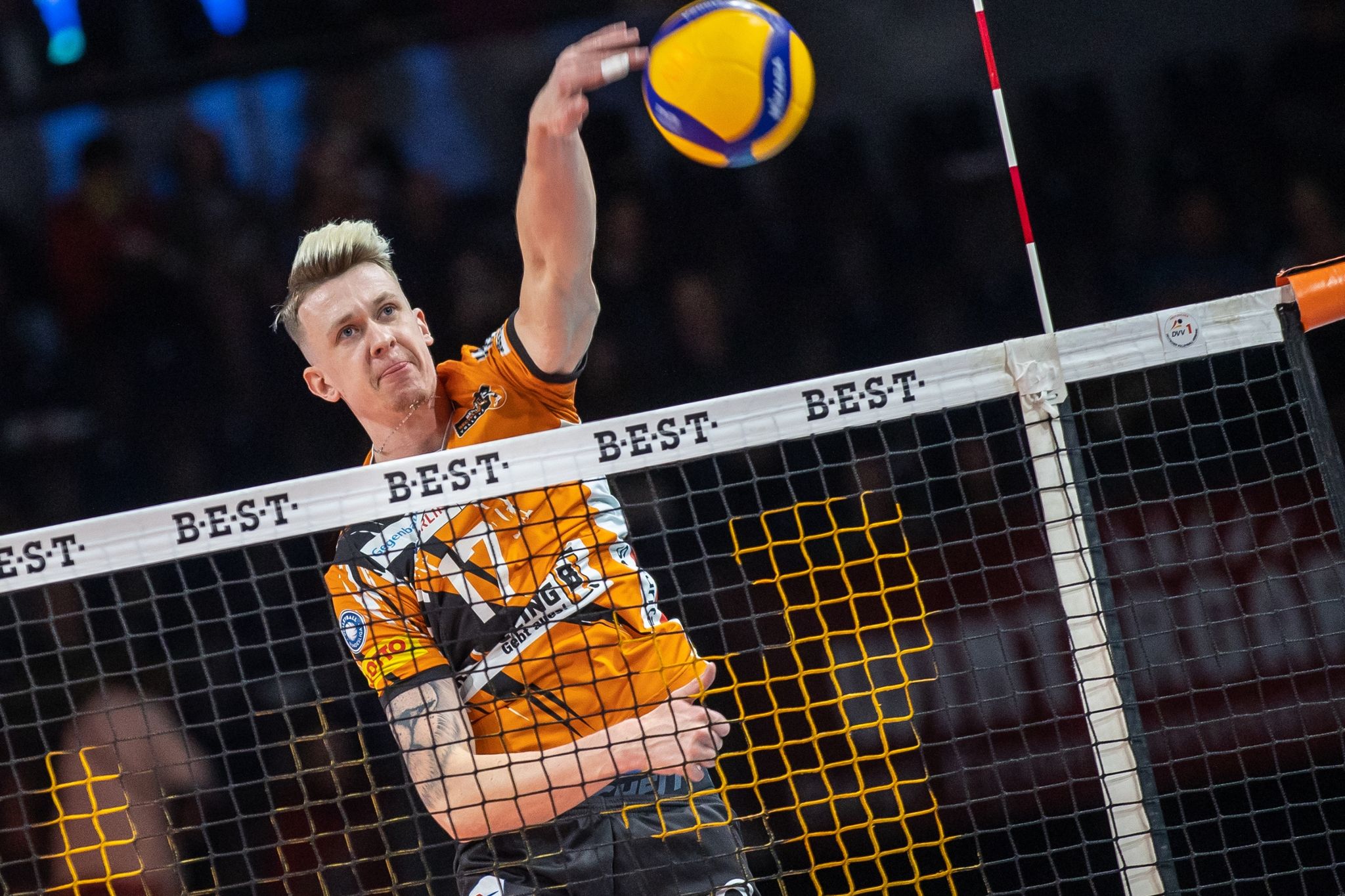 Marek Sotola von den Berlin Volleys schmettert den Ball über das Netz.