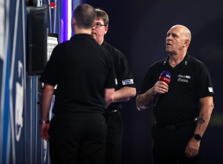 Macht nach der Darts-WM Schluss: Russ Bray (r).