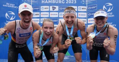 Tim Hellwig (l-r), Annika Koch, Simon Henseleit und Laura Lindemann hatten 2023 in Hamburg den WM-Titel in der Mixed-Staffel gewonnen.