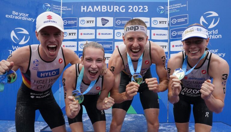 Tim Hellwig (l-r), Annika Koch, Simon Henseleit und Laura Lindemann hatten 2023 in Hamburg den WM-Titel in der Mixed-Staffel gewonnen.