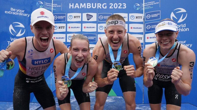 Tim Hellwig (l-r), Annika Koch, Simon Henseleit und Laura Lindemann hatten 2023 in Hamburg den WM-Titel in der Mixed-Staffel gewonnen.