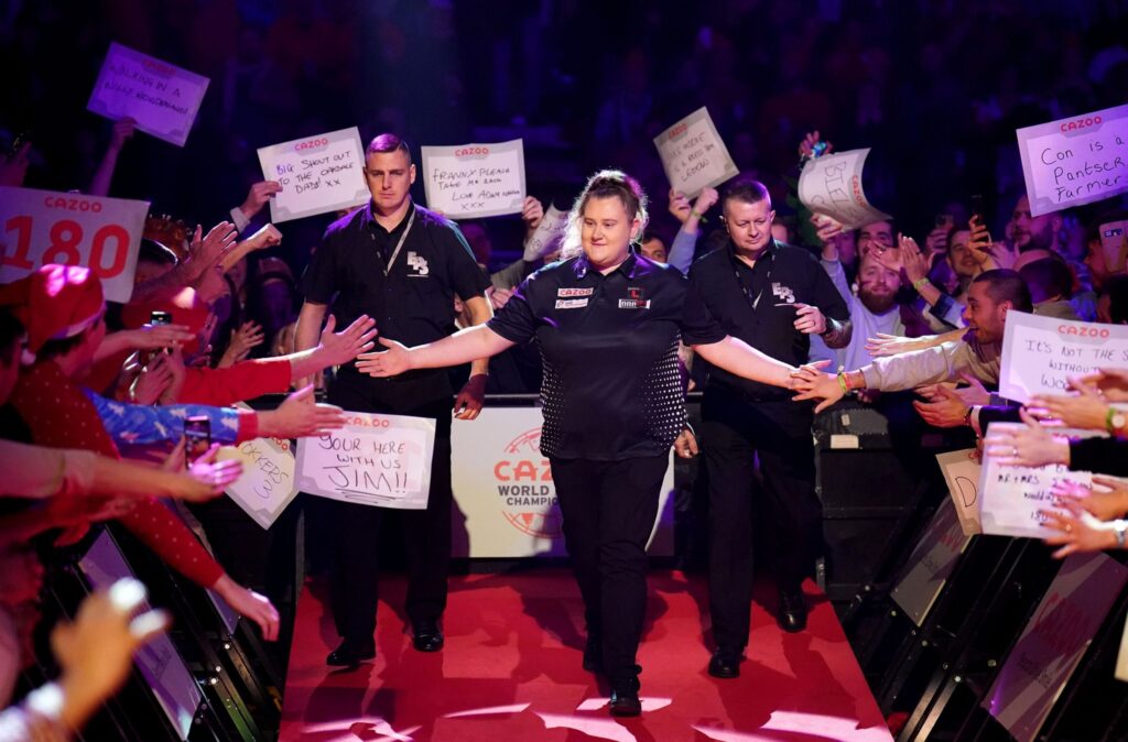 Ist Darts-Weltmeisterin bei den Frauen: Beau Greaves.