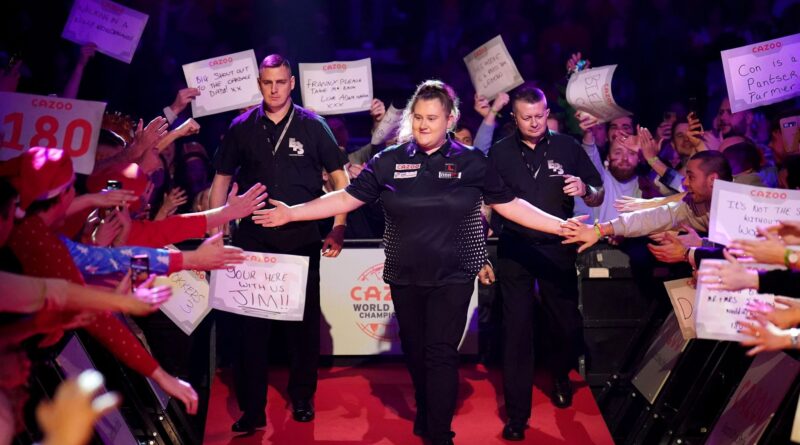 Ist Darts-Weltmeisterin bei den Frauen: Beau Greaves.