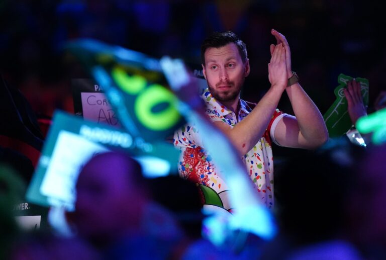 Holte den ersten deutschen Sieg bei der Darts-WM: Florian Hempel.