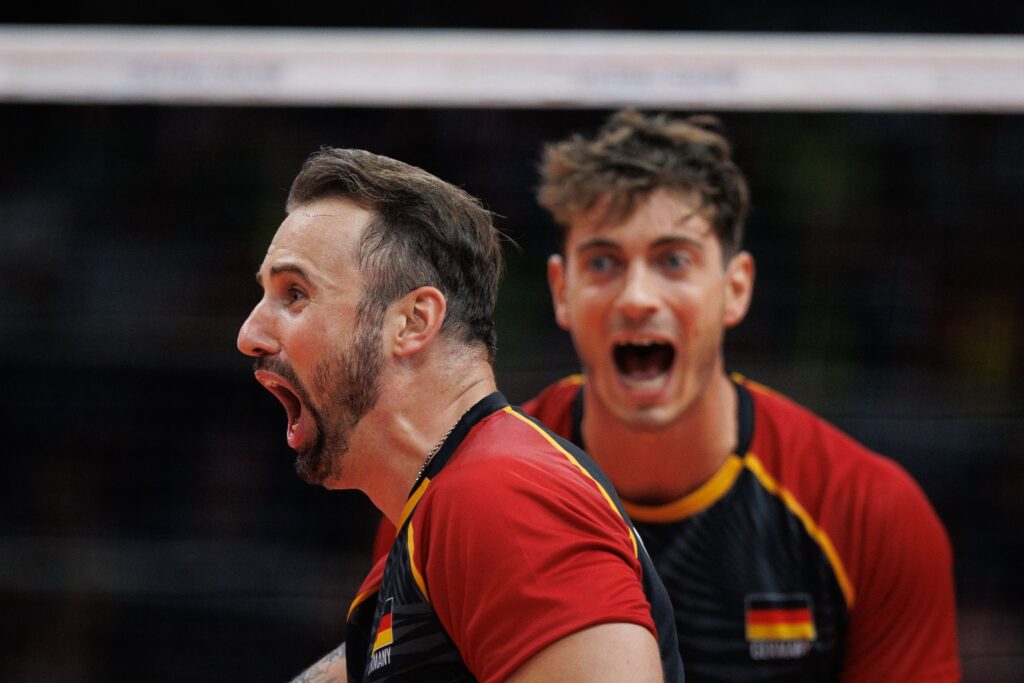 Volleyballer Georg Grozer (v) feiert in einem Spiel einen Punktgewinn.