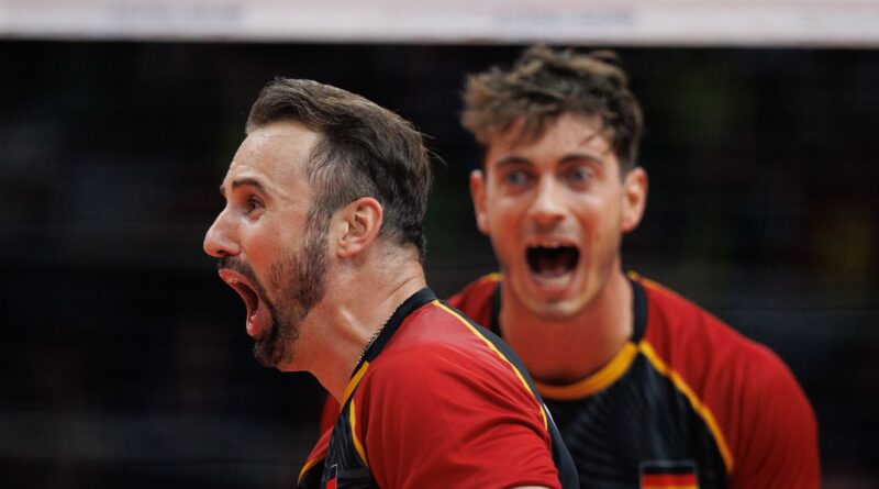 Volleyballer Georg Grozer (v) feiert in einem Spiel einen Punktgewinn.