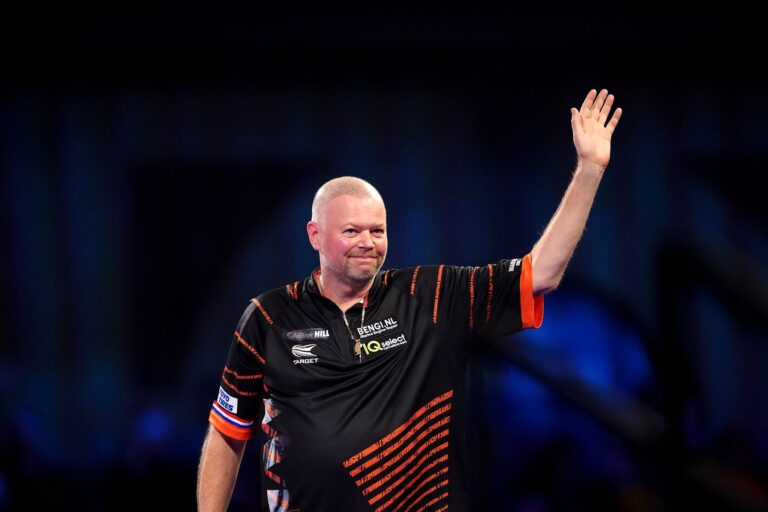 Ist bei der WM in London auf Kurs: Darts-Ikone Raymond van Barneveld.