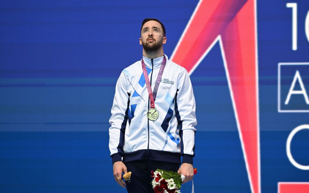 Versteigert seine Goldmedaille: Turn-Weltmeister Artem Dolgopyat.