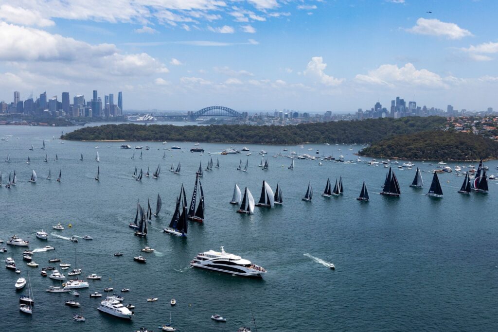 Die Jachten fahren zur Startlinie der Segelregatta «Sydney Hobart Yacht Race».