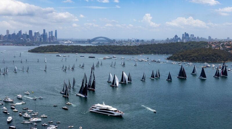 Die Jachten fahren zur Startlinie der Segelregatta «Sydney Hobart Yacht Race».