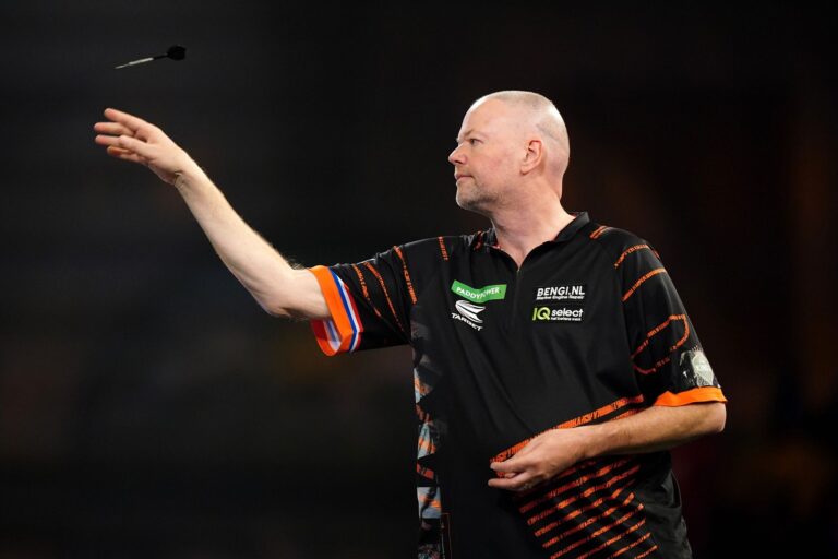 Raymond van Barneveld trifft im Achtelfinale auf Luke Littler.