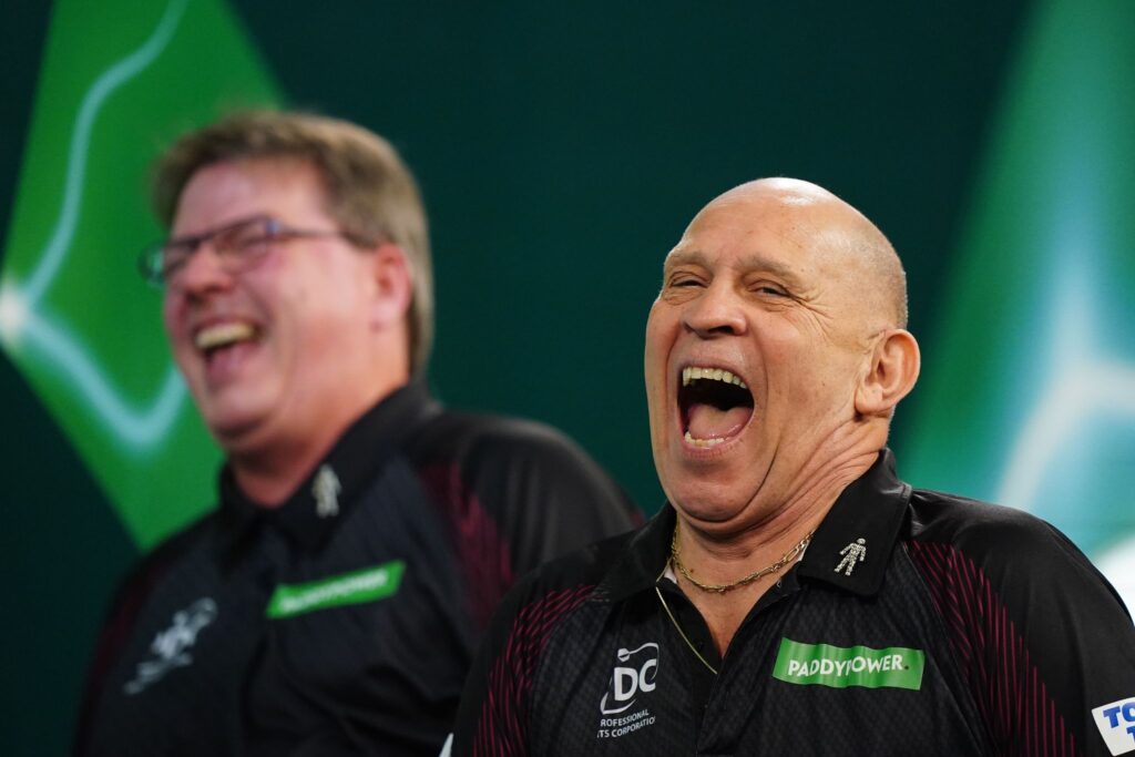 Schiedsrichter Russ Bray (r) wird in die Darts-Ruhmeshalle aufgenommen.