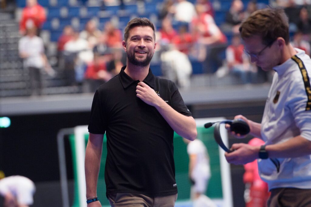 Deutschlands Trainer Rein van Eijk lächelt am Spielfeldrand.