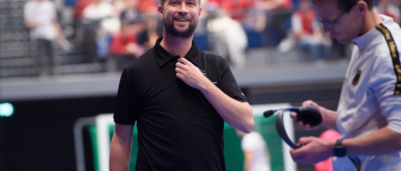 Deutschlands Trainer Rein van Eijk lächelt am Spielfeldrand.