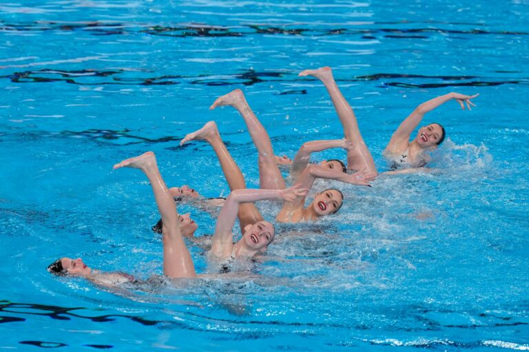 Das israelische Team der Synchronschwimmerinnen in Aktion.