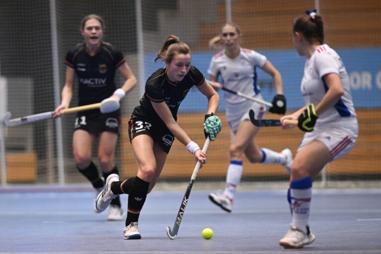 Katharina Kiefer (2.v.l.) und die deutschen Hockey-Damen stehen im EM-Halbfinale.