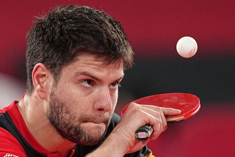 Dimitrij Ovtcharov hat eine ganz besondere Beziehung zu seinem Tischtennisschläger.