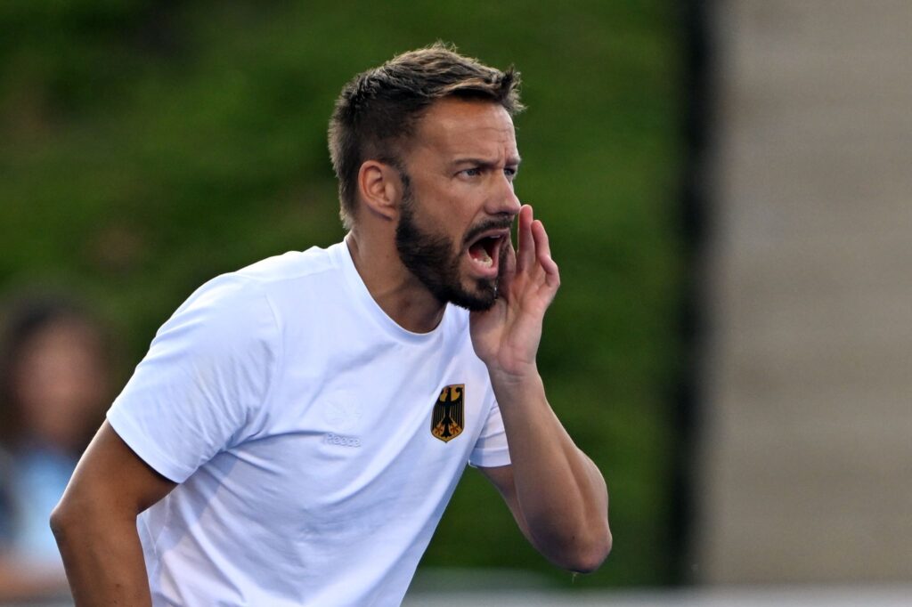 Valentin Altenburg ist der Trainer der deutschen Hockey-Damen.