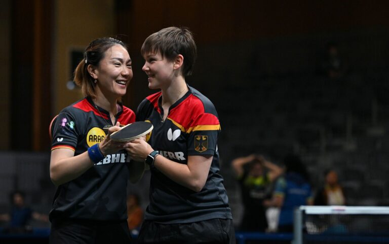 Sind bereit für das Spiel gegen Frankreich: Nina Mittelham (r) und Shan Xiaona.