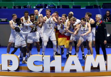 Die deutschen Basketballer um Dennis Schröder haben sich mit dem WM-Titel die Olympia-Teilnahme gesichert.