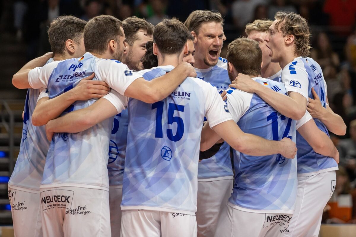 Die Volleyballer vom VfB Friedrichshafen stehen vor dem Titelgewinn.