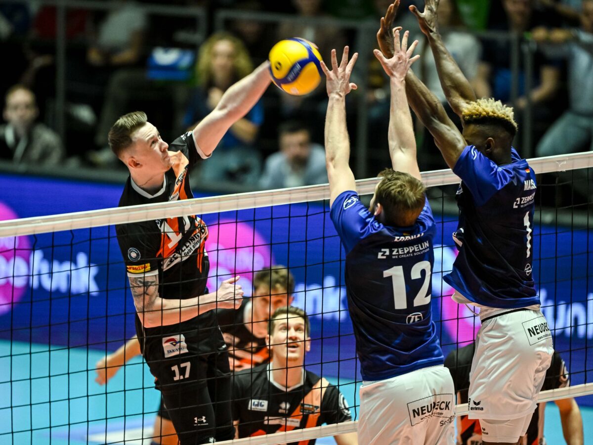 Marek Sotola (l) und die Berlin Volleys holten sich in der Serie gegen Friedrichshafen das 2:2.