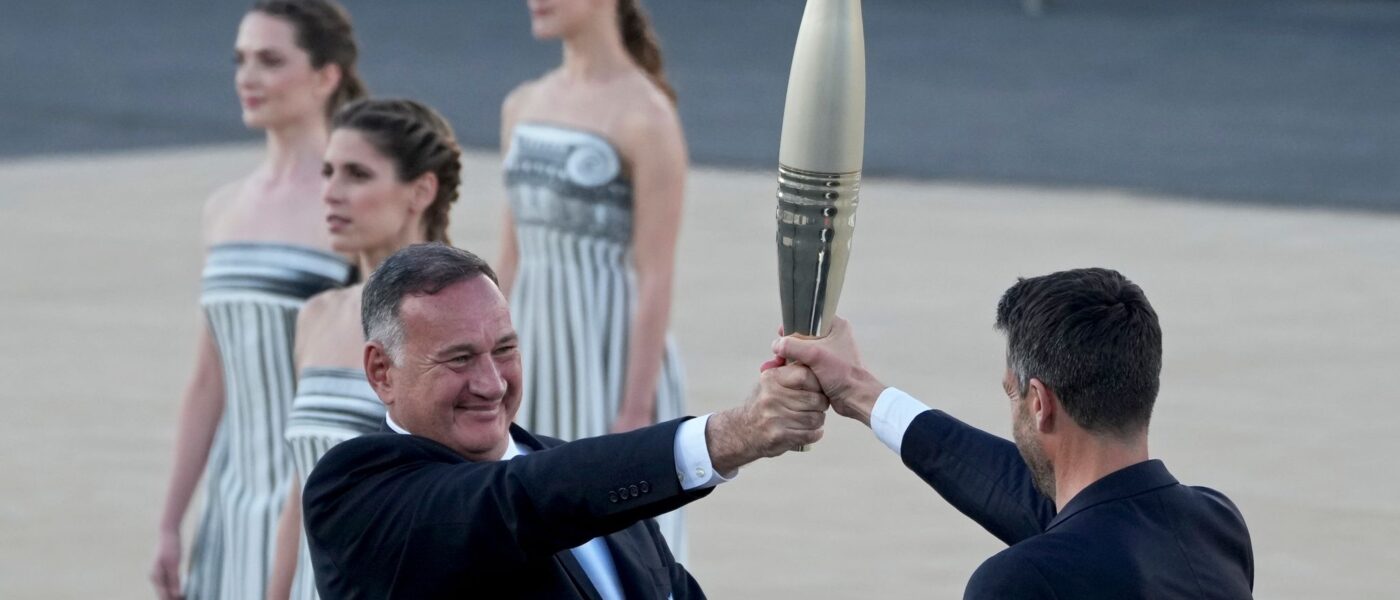 Der Präsident des französischen Organisationskomitees, Tony Estanguet (r), nahm die olympische Flamme in Athen entgegen.