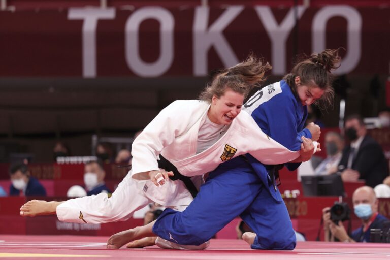 Anna-Maria Wagner aus Deutschland (weiß) hat mit Alina Böhm bei der Judo-EM in Zagreb Medaillen gewonnen.