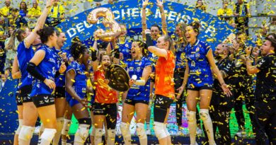 Die Spielerinnen des MTV Stuttgart bejubeln ihre dritte Meisterschaft in Serie.