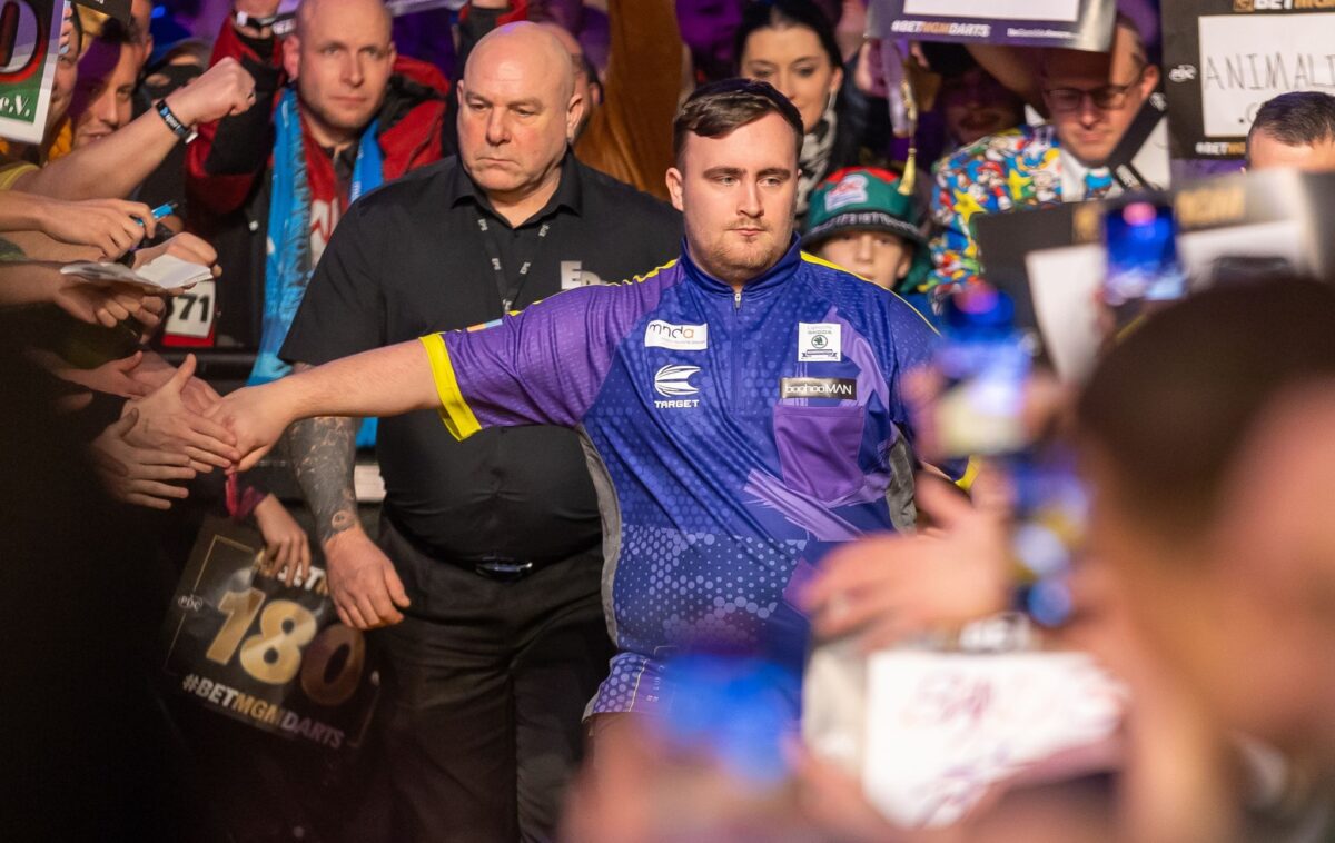 Darts-Profi Luke Littler hat die Playoffs der Premier League erreicht.