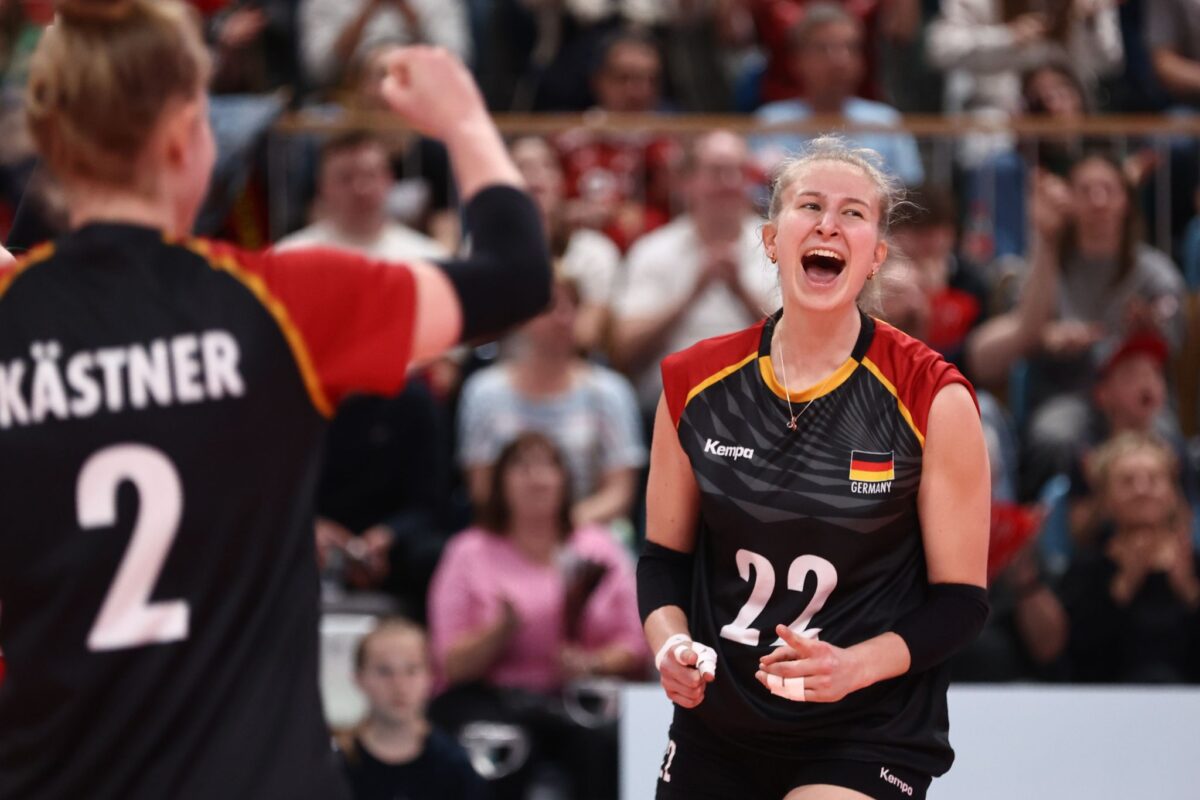 Monique Strubbe (r) und die deutschen Volleyballerinnen setzten sich gegen Rumänien in fünf Sätzen durch.