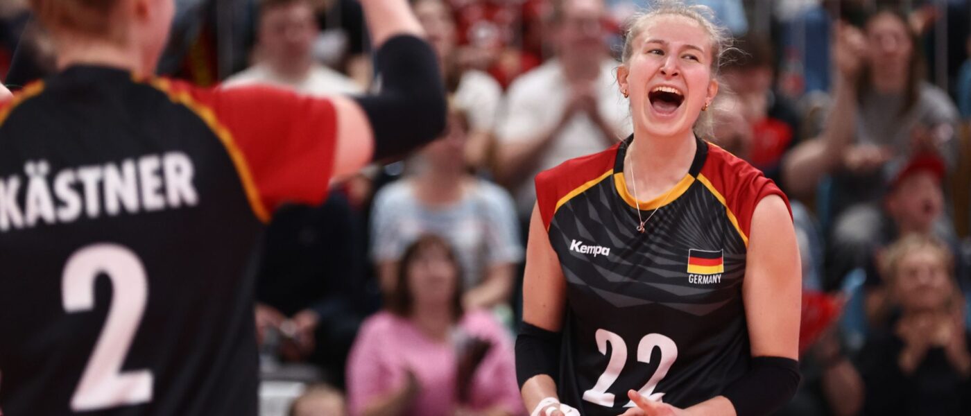 Monique Strubbe (r) und die deutschen Volleyballerinnen setzten sich gegen Rumänien in fünf Sätzen durch.