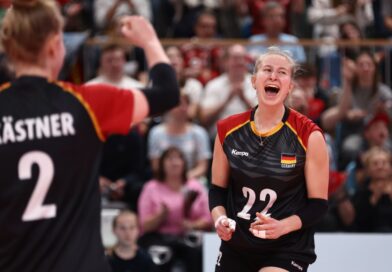 Monique Strubbe (r) und die deutschen Volleyballerinnen setzten sich gegen Rumänien in fünf Sätzen durch.