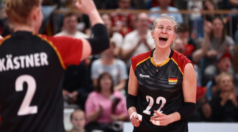 Monique Strubbe (r) und die deutschen Volleyballerinnen setzten sich gegen Rumänien in fünf Sätzen durch.