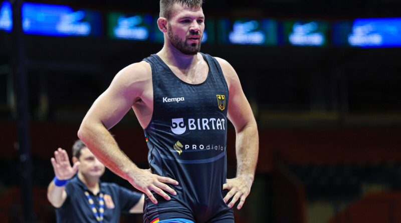 Ringer Erik Thiele hat sich für die Olympischen Spiele in Paris qualifiziert.