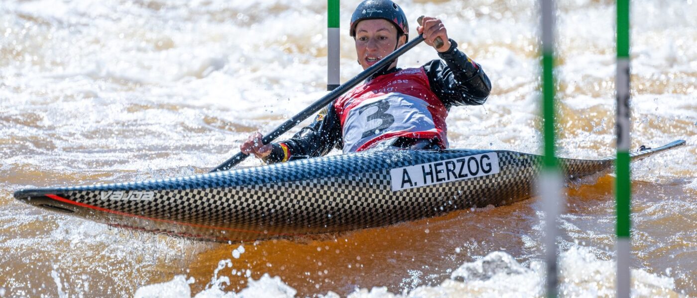 Manövriert das Kanu im Kanal durch die Stangen: Andrea Herzog.