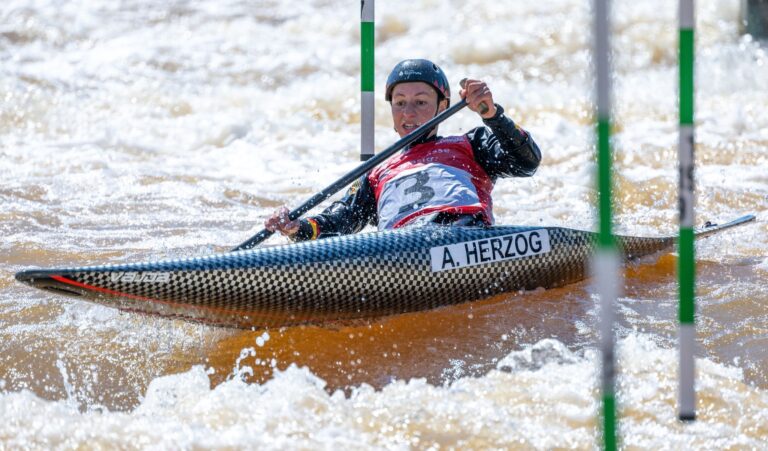 Manövriert das Kanu im Kanal durch die Stangen: Andrea Herzog.