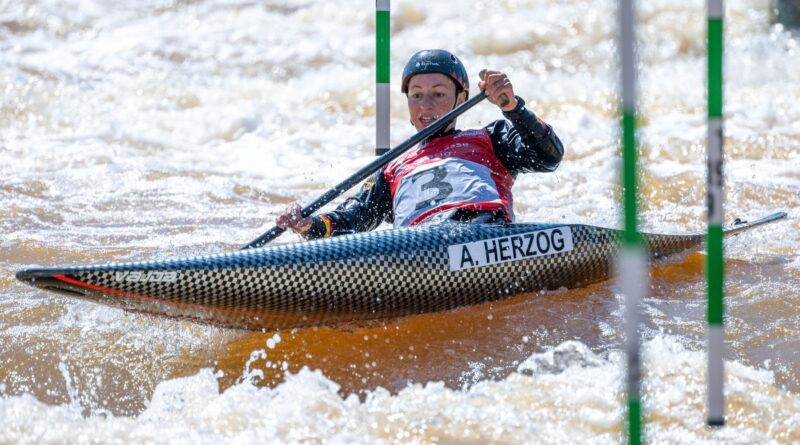 Manövriert das Kanu im Kanal durch die Stangen: Andrea Herzog.