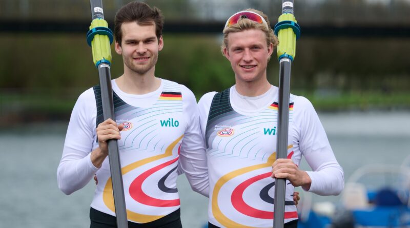 Julius Christ (l) und Sönke Kruse: Das Duo steht im Finale der Qualifikationsregatta für die Olympischen Spiele in Paris.