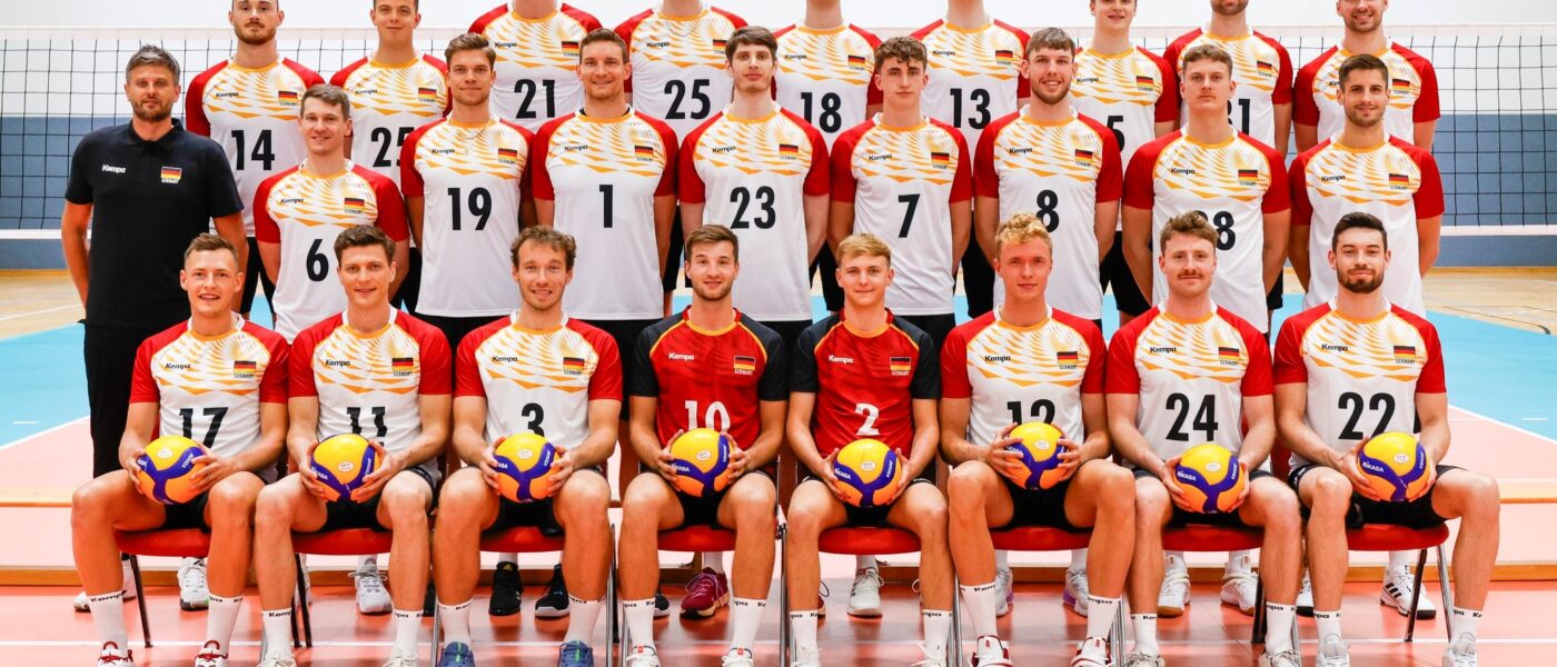 Mediaday vor den Olympischen Sommerspielen, Bundesleistungszenztrum Kienbaum Volleyball Mannschaftsbild und Trainer Michal Winiarski (l).